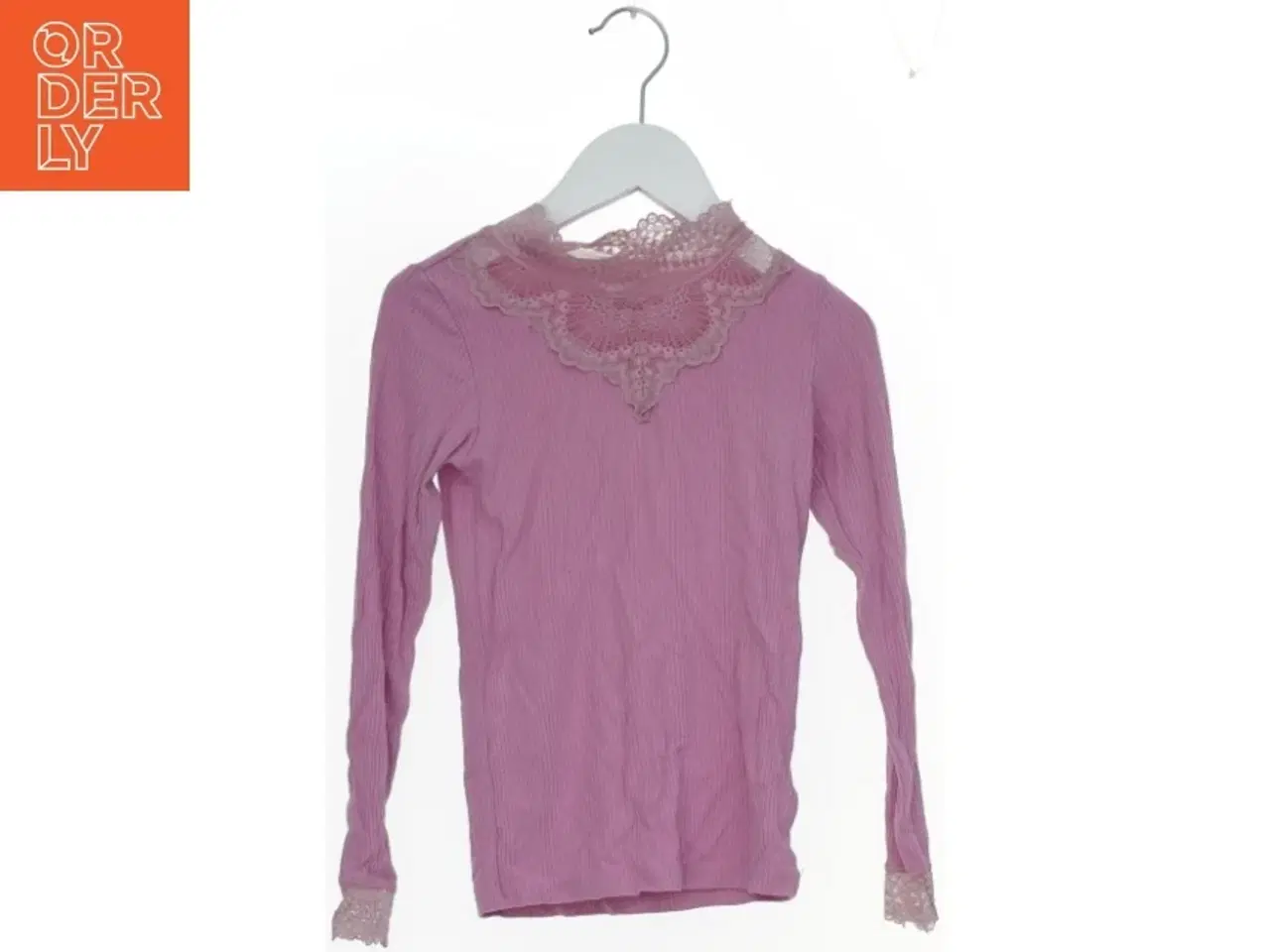 Billede 1 - Langærmet bluse med blonde fra VRS (str. 122)