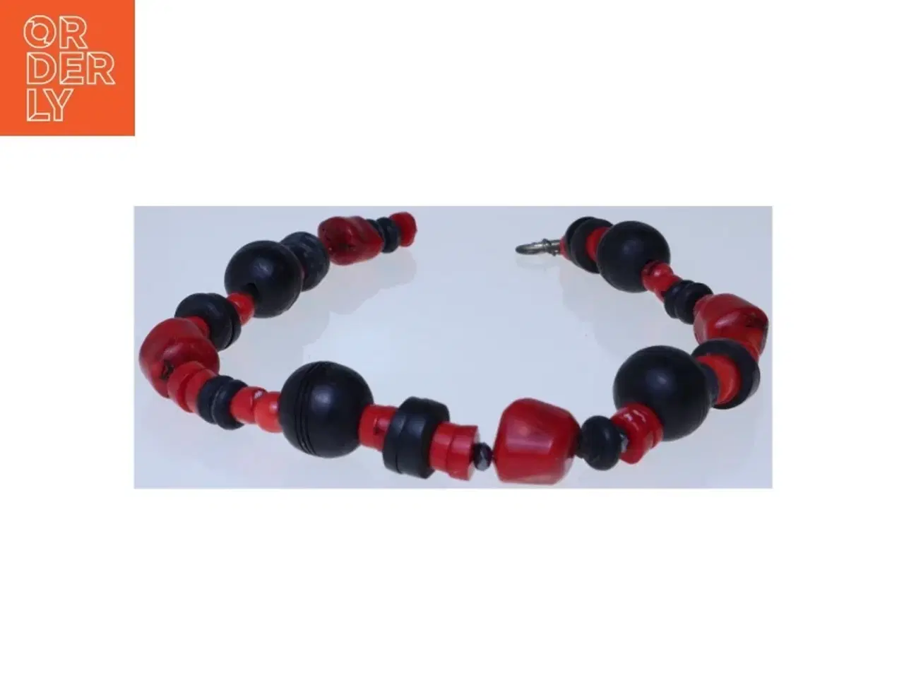 Billede 2 - Halskæde med røde og sorte perler (str. 44 cm)