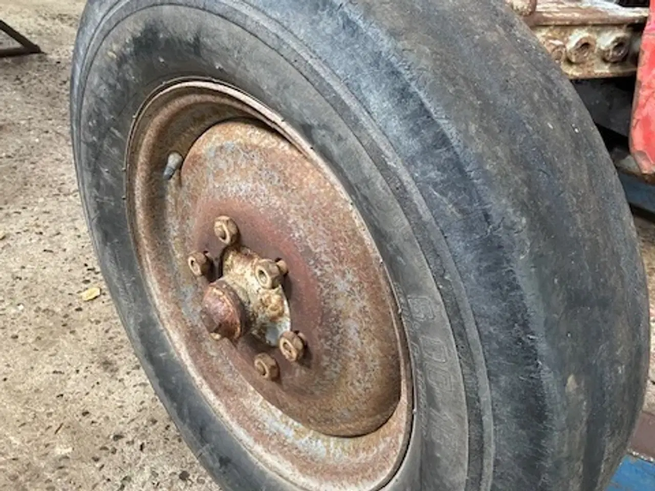 Billede 5 - MF traktor forhjul.