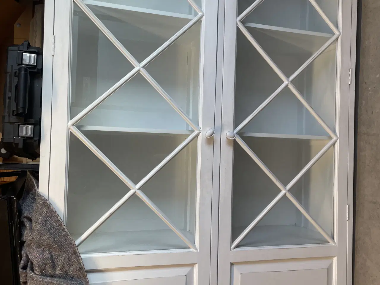 Billede 1 - Skab med glaslåger