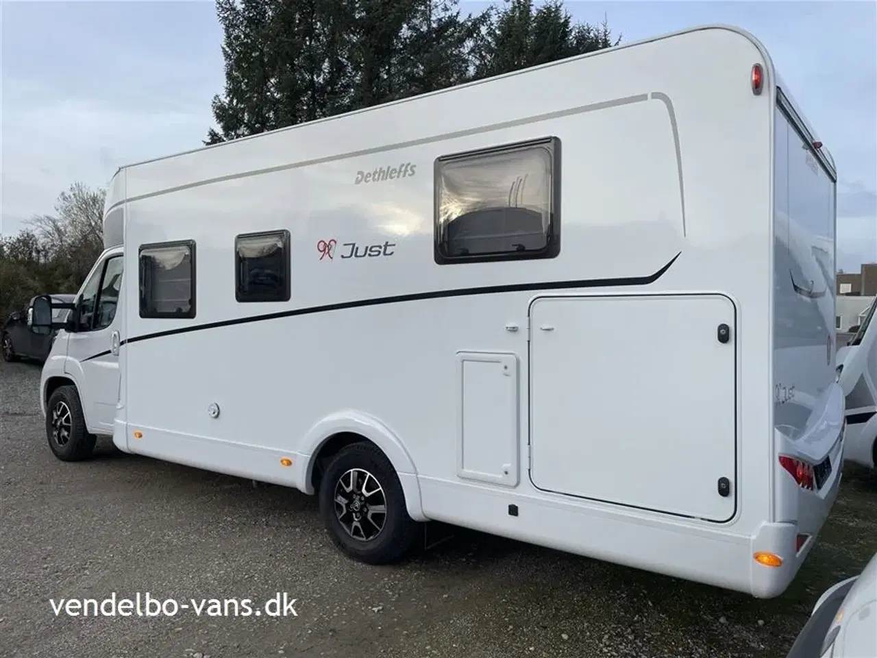 Billede 2 - 2023 - Dethleffs Just T 7052 DBM - 90 Year   Fritstående dobbeltseng med ekstra  stor garage neden under