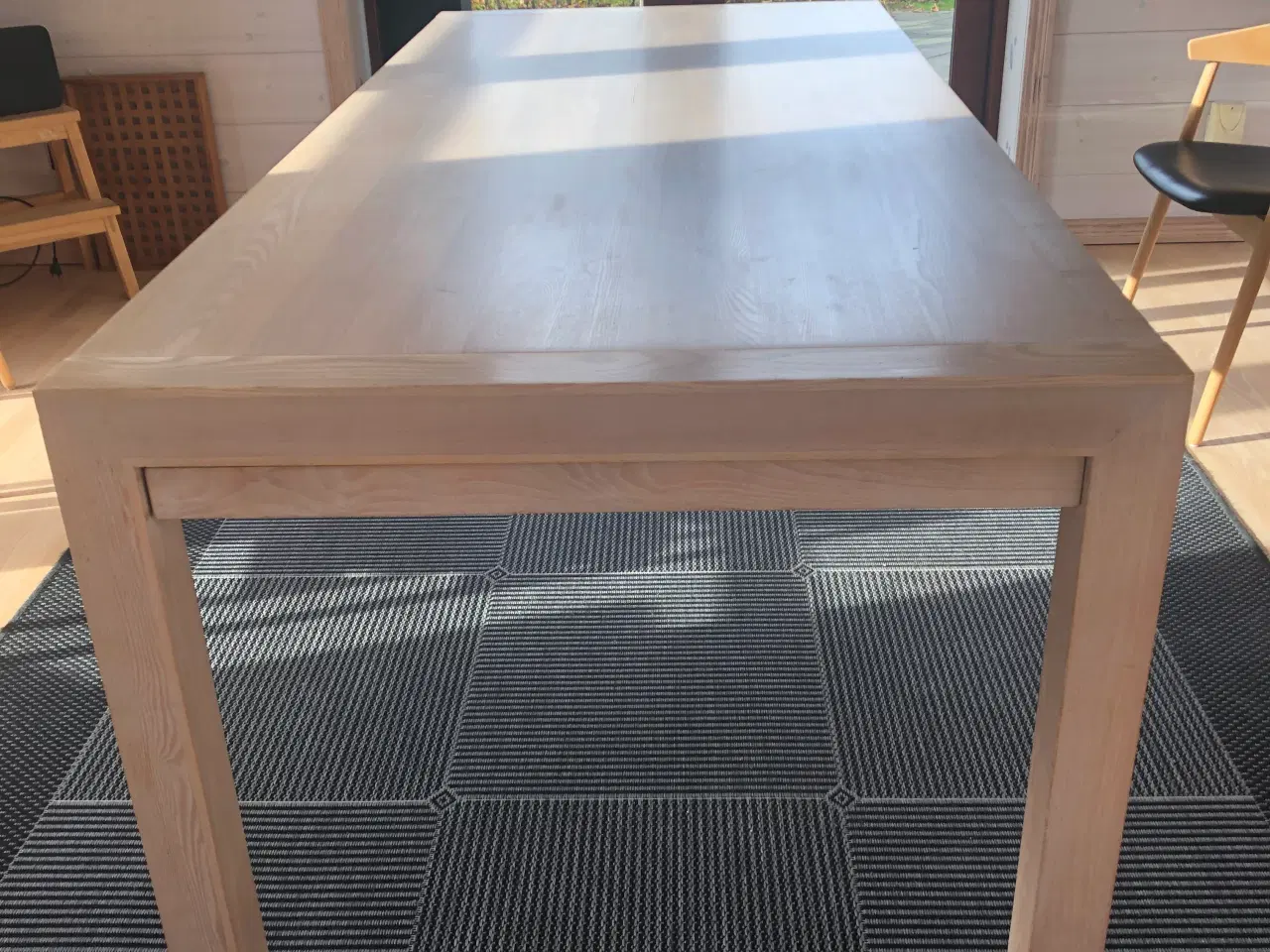 Billede 1 - Spisebord i massiv hvidolieret egetræ