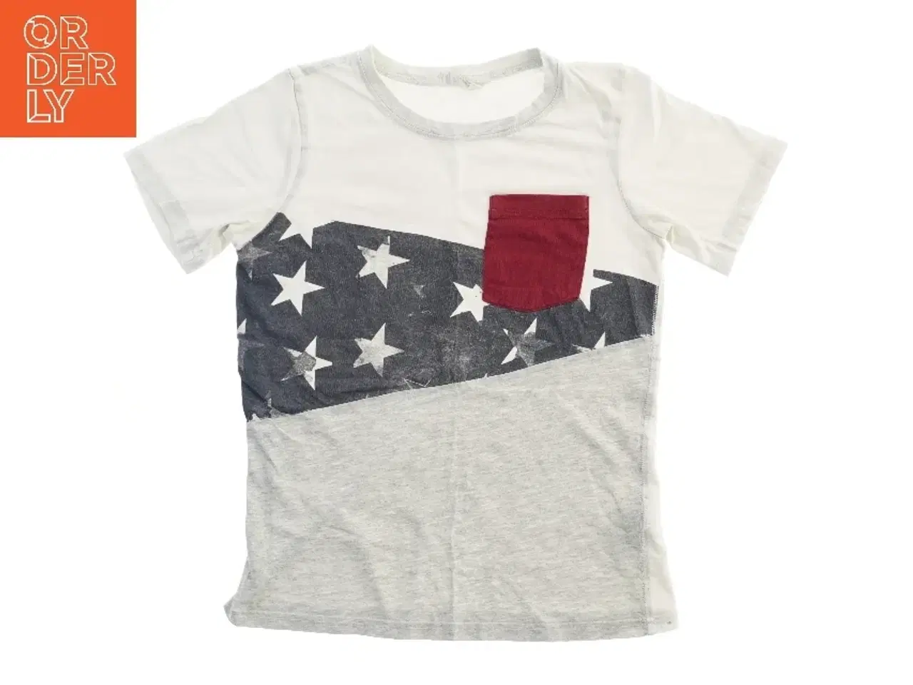 Billede 1 - T-shirt med stjernemønster og brystlomme fra H&M (str. 134)