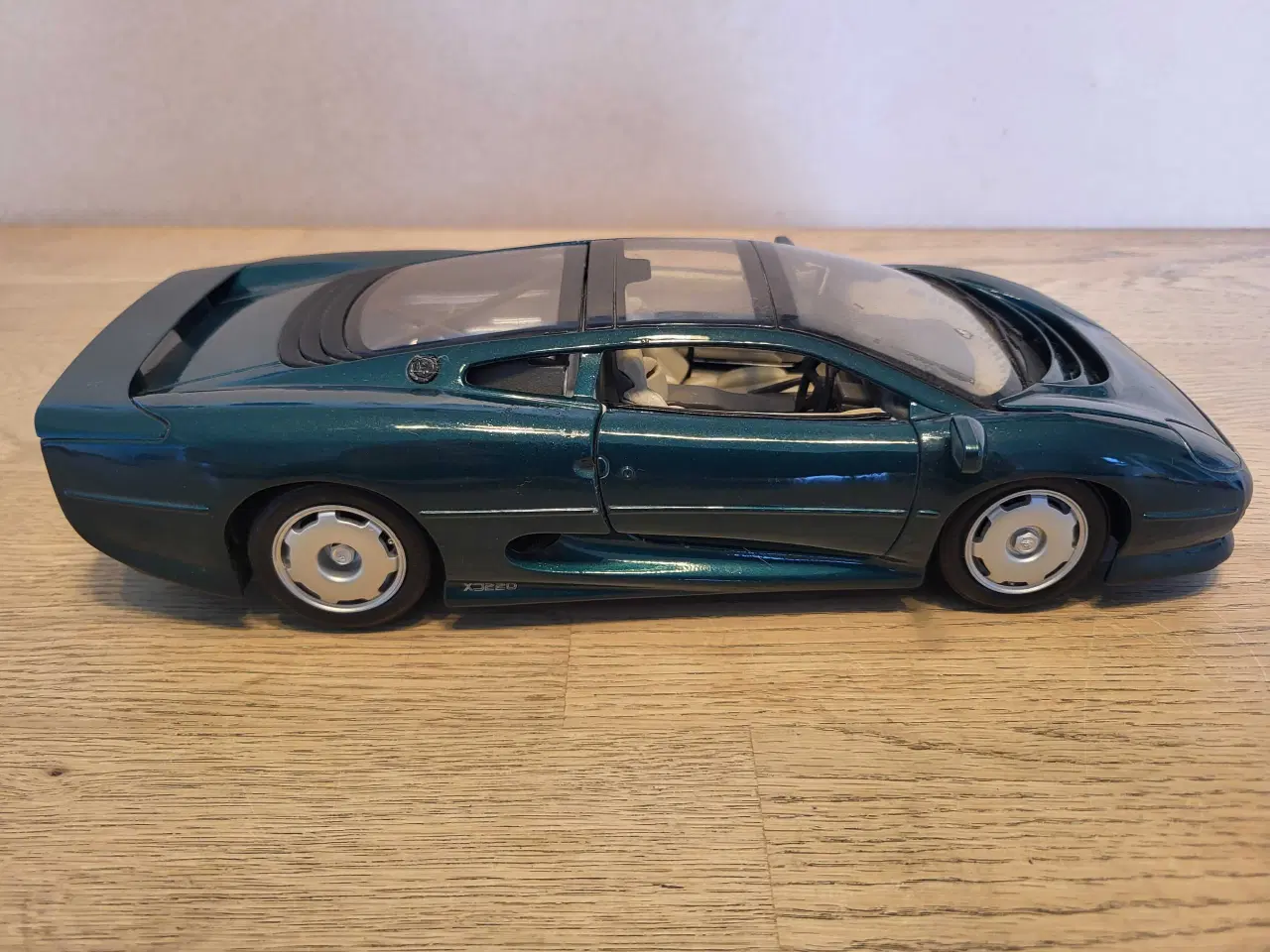 Billede 2 - Modelbil: JAGUAR XJ220 1992.  Skala 1/18.