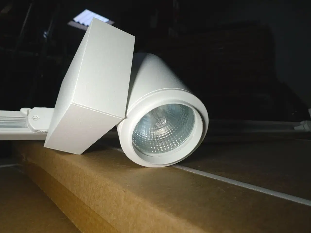 Billede 4 - 230V lysskinne 200cm hvid m/3 stk. lamper + monteringstilbehør