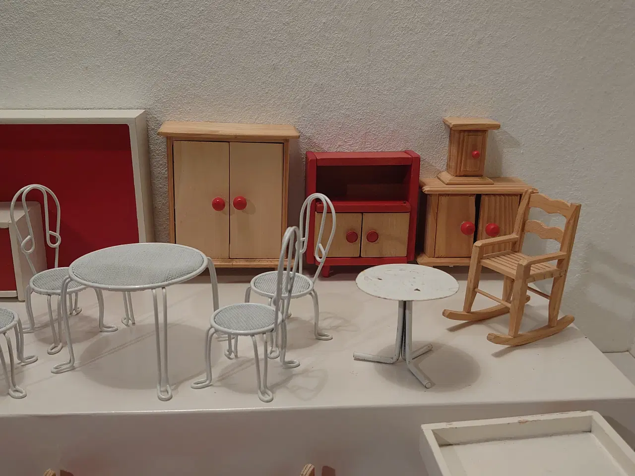 Billede 3 - 35 dele vintage dukkehusmøbler i træ og blik. 