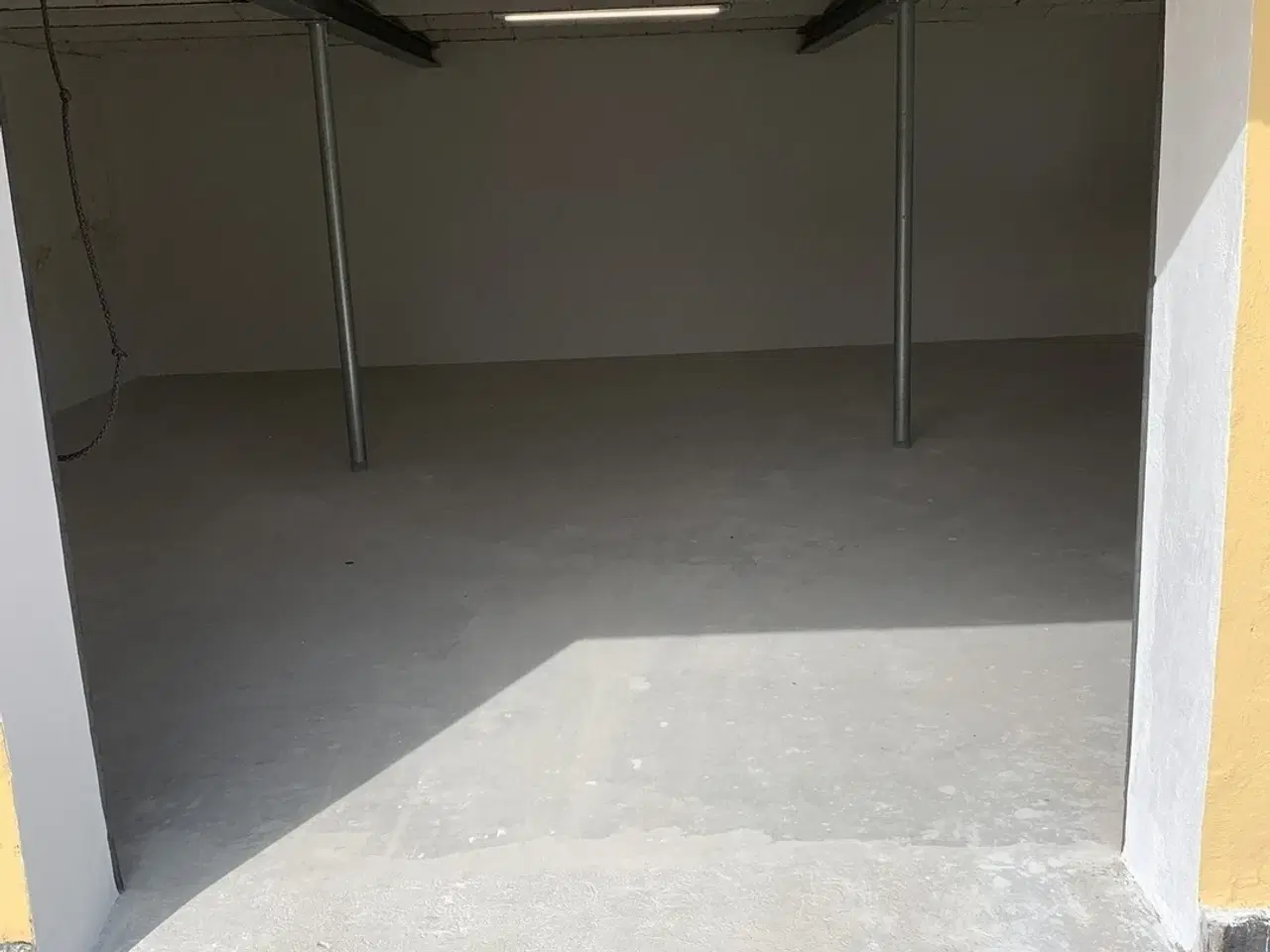 Billede 7 - Flot istandsat lokale. med muret ydervægge og lecaloft.