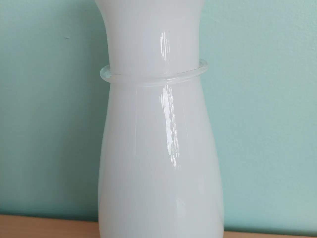 Billede 1 -  Vase, hvid farve glas