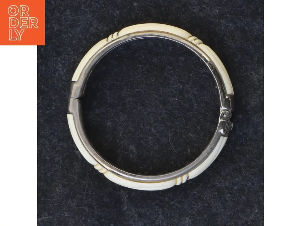 Billede 3 - Armbånd i elfenben og metal (str. 7,5 cm i diameter. 1,2 cm høj)