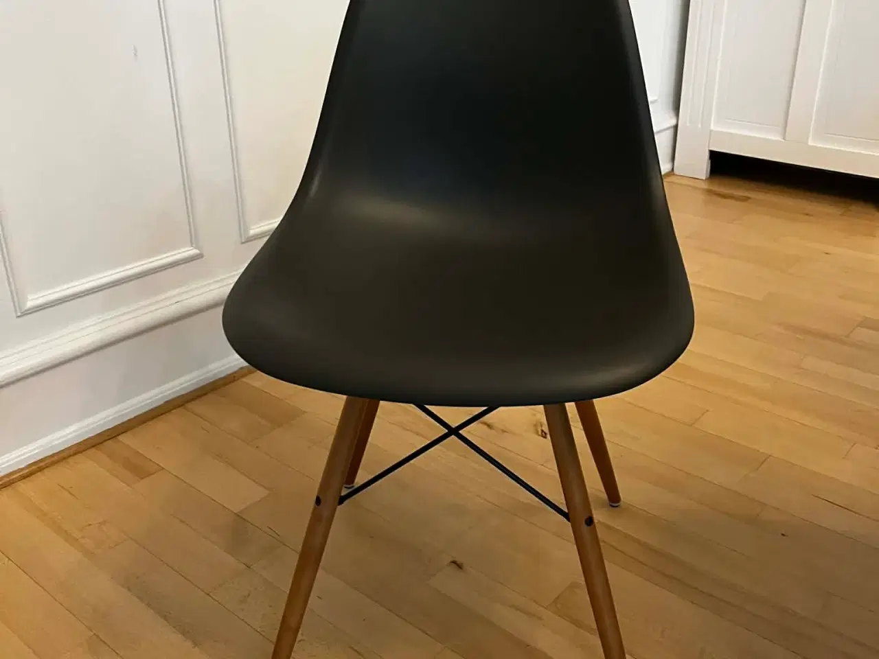 Billede 2 - 6x Charles Eames spisebordsstole – grå/egetræsben