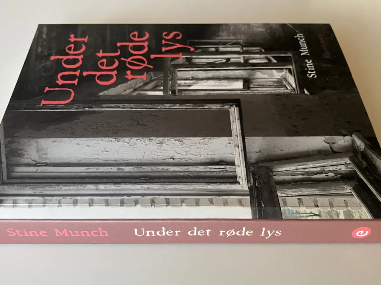 Billede 4 - Under det røde lys. Af Stine Munch