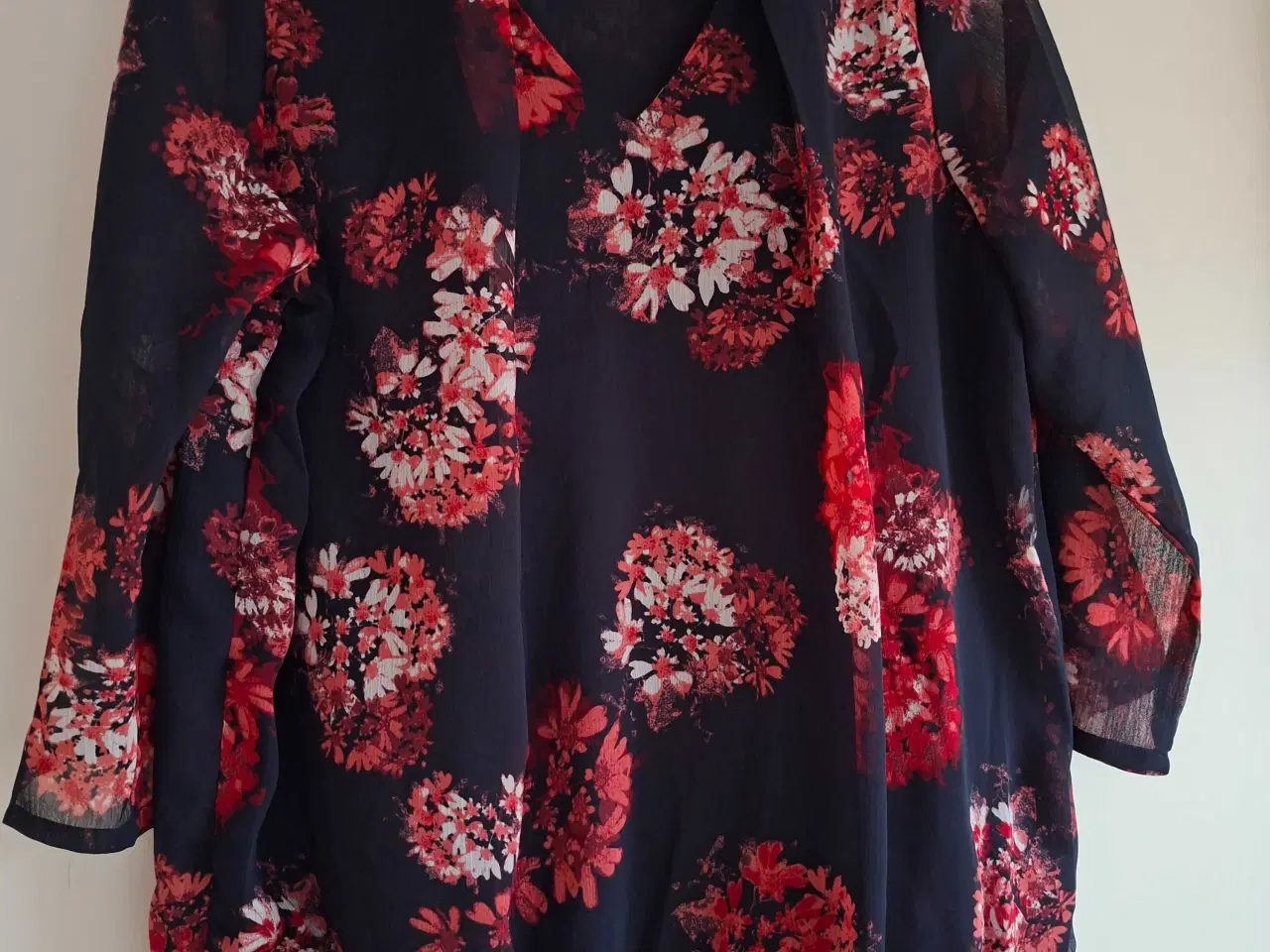 Billede 1 - Sorte skjorte med rødlige blomster