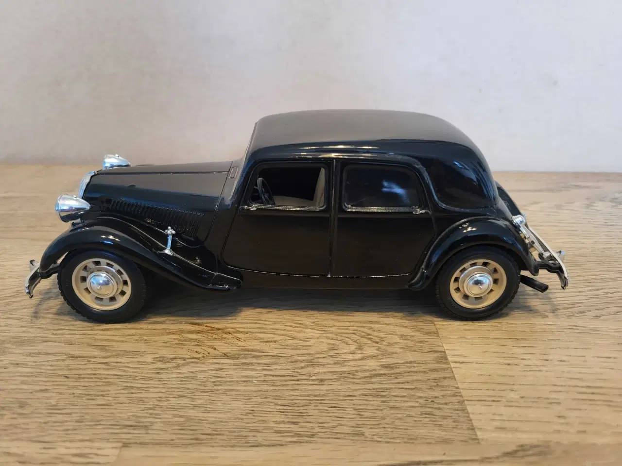 Billede 2 - Modelbil: Citroën T.A. 15CV 1938. Skala 1/24.
