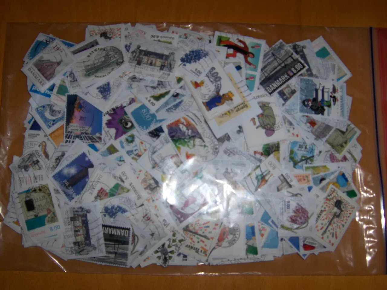 Billede 5 - 3 Kilo afklip Danske frimærker.