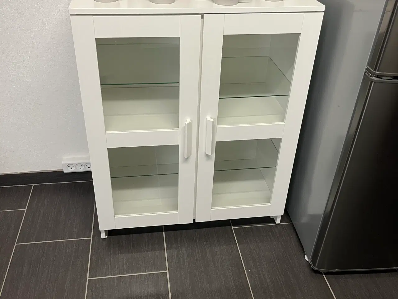 Billede 1 - Ikea hvid vitrineskab med 1 hylde