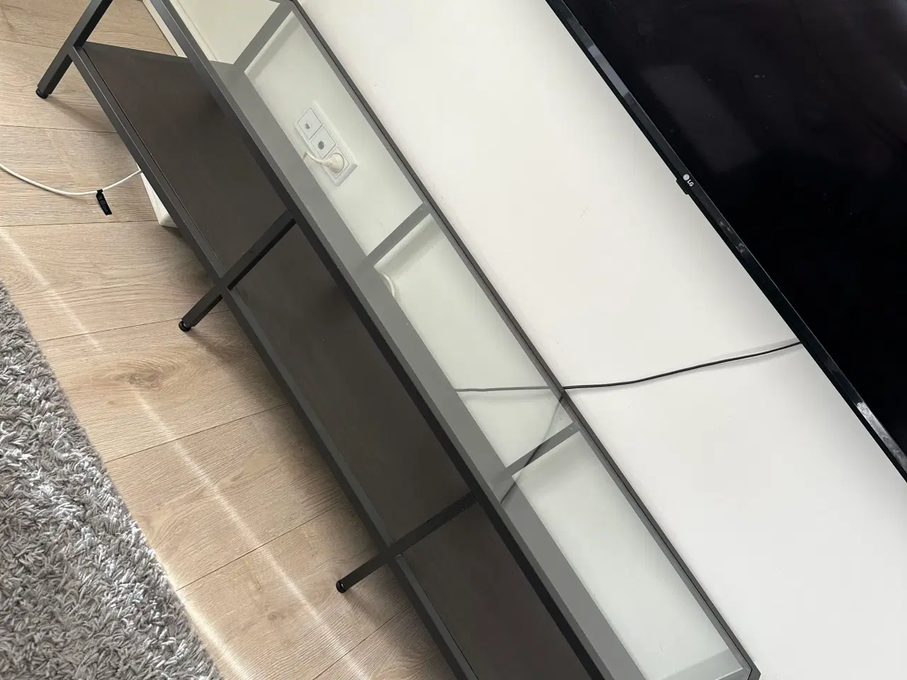 Billede 1 - TV bord i mørkt træ med glas