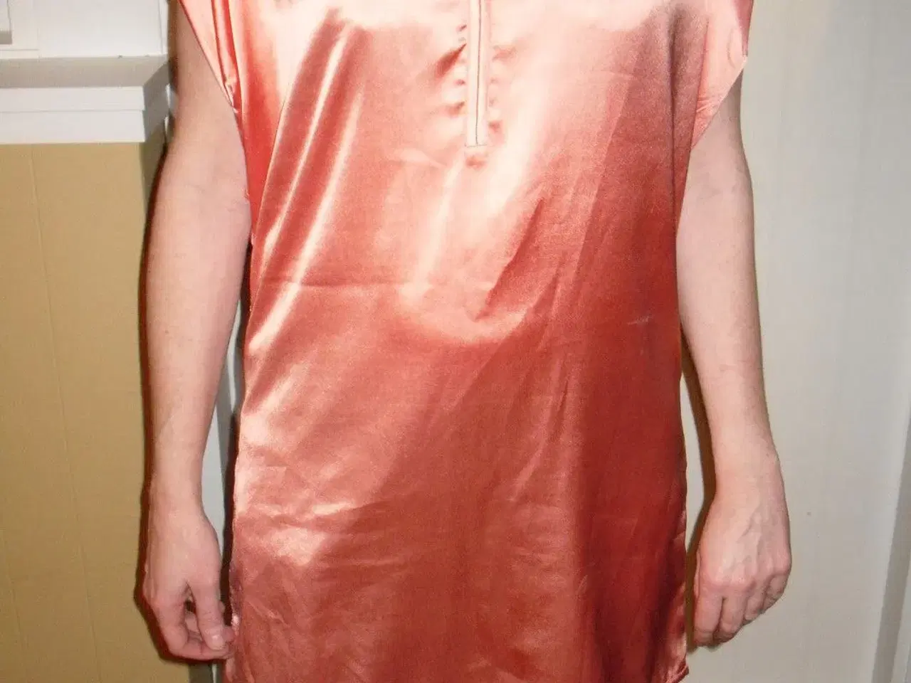 Billede 2 - SØD Ferskenfarvet kjole fra VILA.