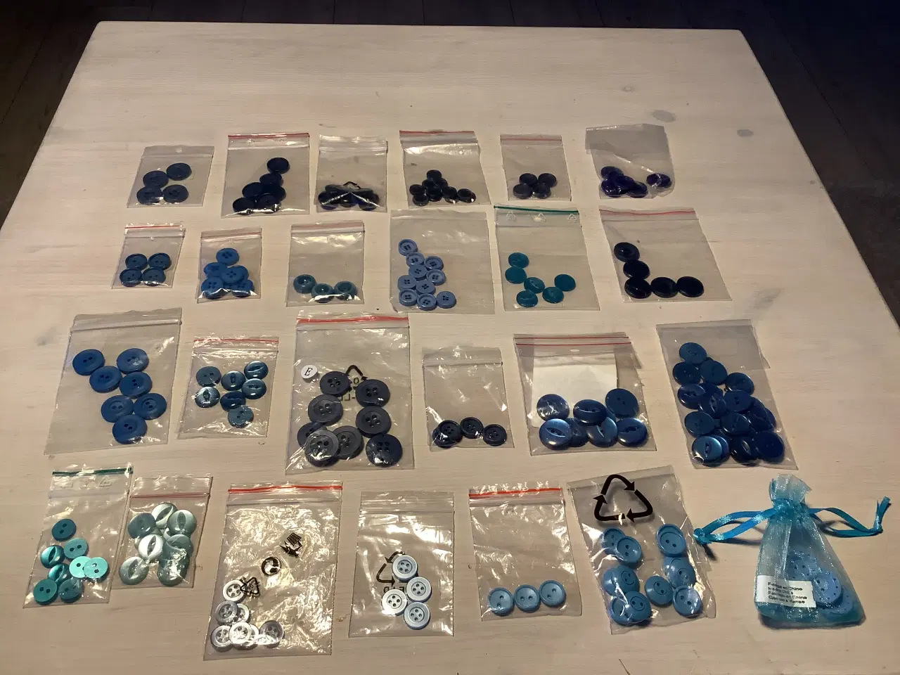 Billede 7 - Knapper i plast og metal flere farver.