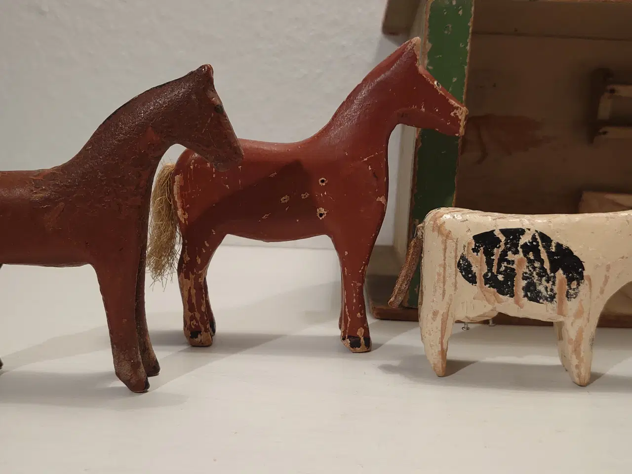 Billede 2 - Fængselslegetøj: 3 stk trædyr og stald fra ca.1933