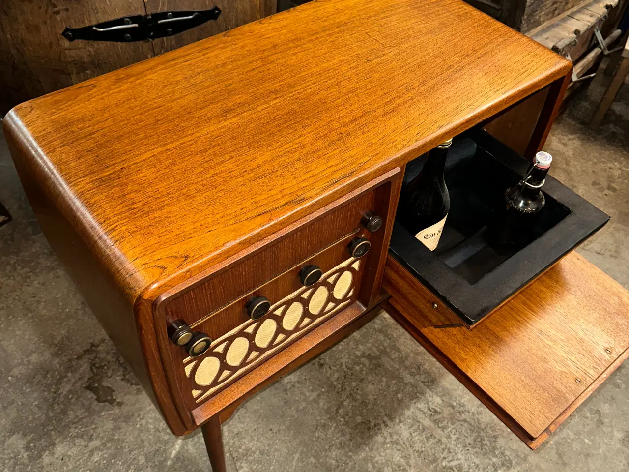 Billede 9 - Barskab i teaktræ, lavet af gammel radiomøbel.