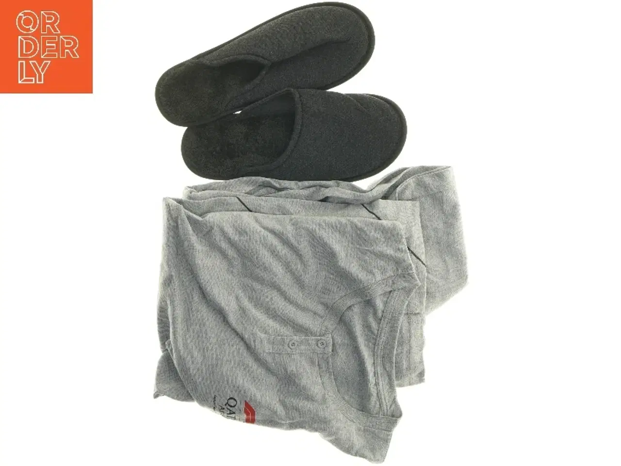 Billede 2 - Sæt med pyjamas og tøfler fra Qatar Airways fra Qatar Airways (str. str m cm)