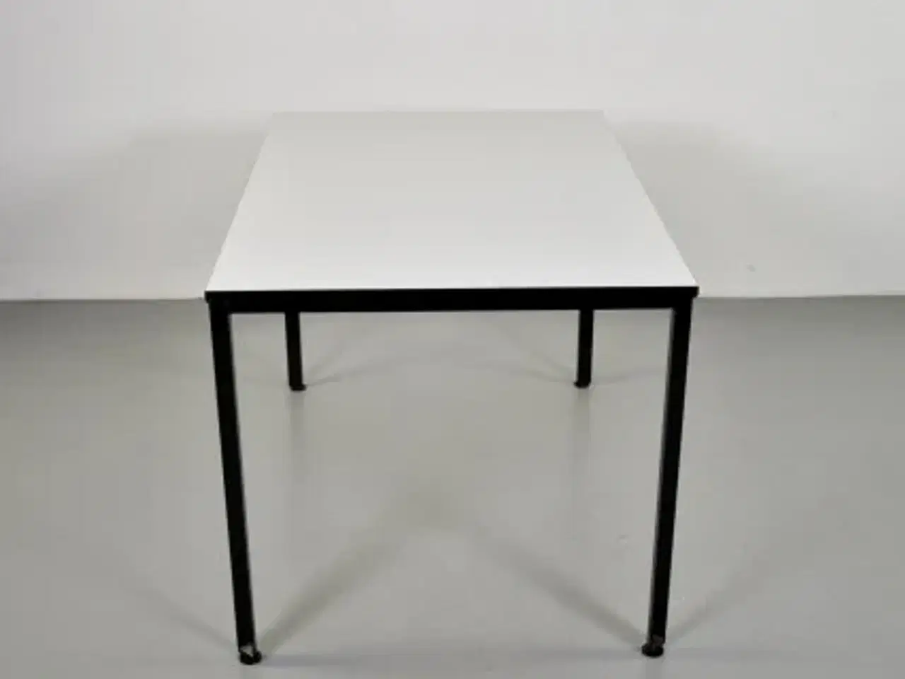 Billede 2 - Møde-/konferencebord med hvid plade og sort stel.