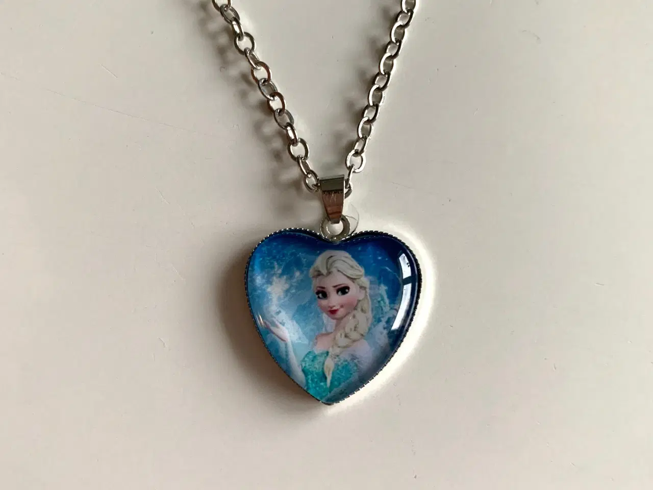 Billede 3 - Frost halskæde med Elsa fra Frost hjertehalskæde