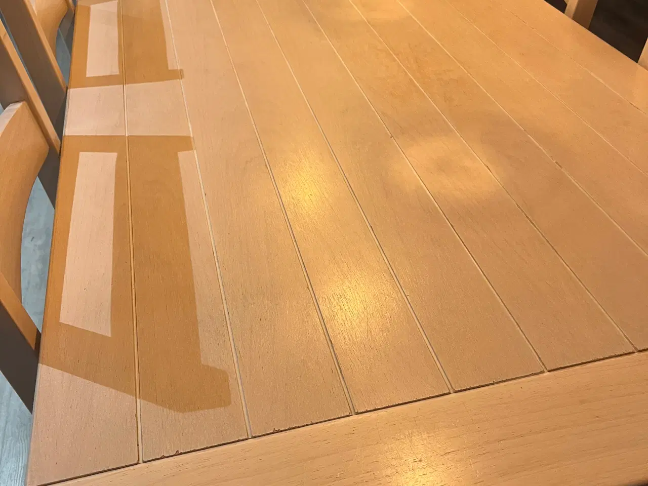 Billede 2 - Spisebord, 6 stole og 2 tillægsplader