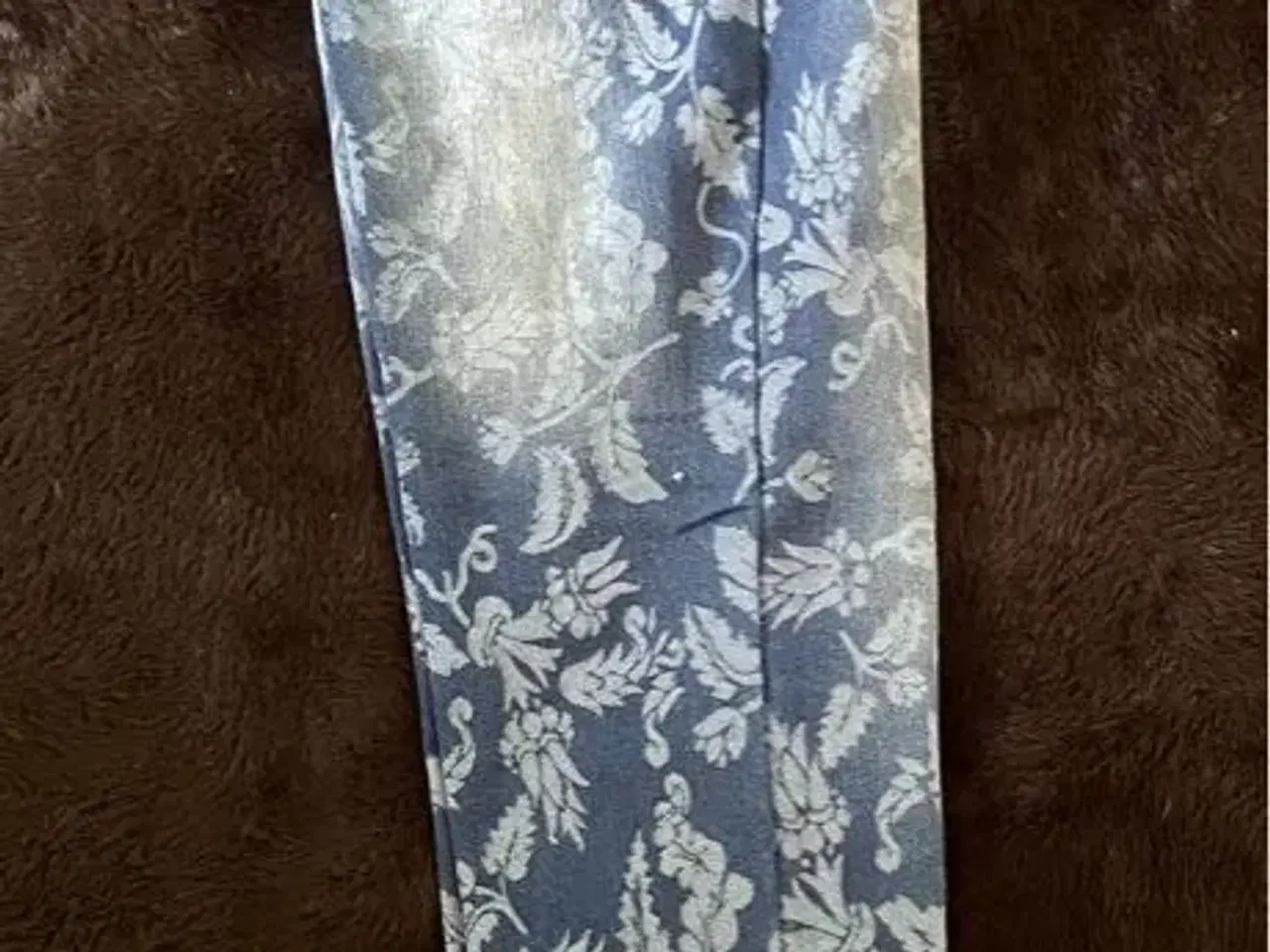 Billede 5 - Blomstret jeans til salg