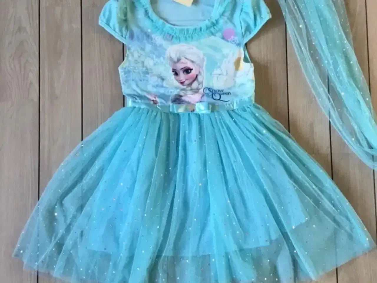Billede 6 - Frost kjole + slør str 122 med Elsa udklædningstøj