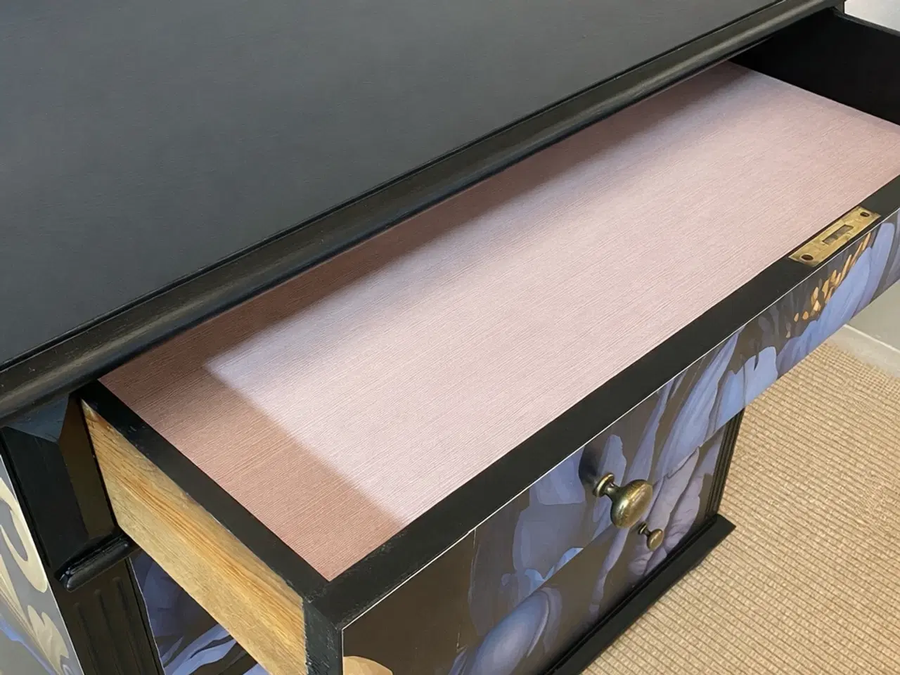 Billede 3 -  ⸻  ✨ Unik håndistandsat kommode – kun én af sin s