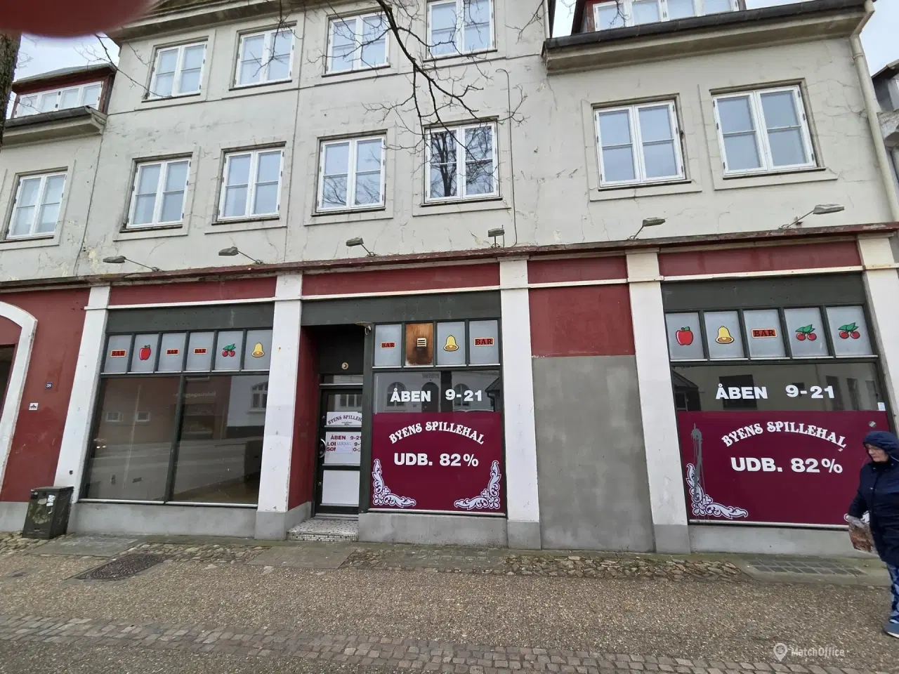 Billede 1 - 126 kvm butik - beliggende ud til torv i Gravene - momsfrit