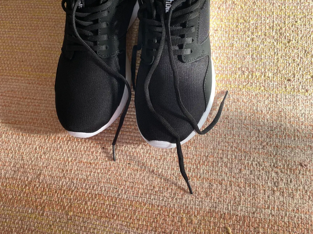 Billede 1 - Sorte sneakers str 36