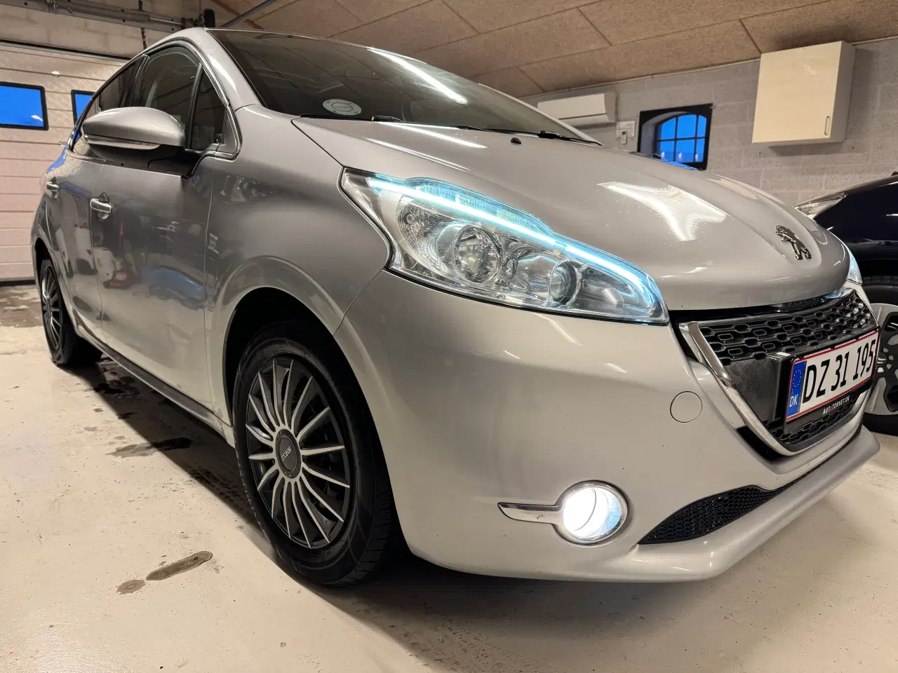 Billede 2 - Peugeot 208 med panorama tag