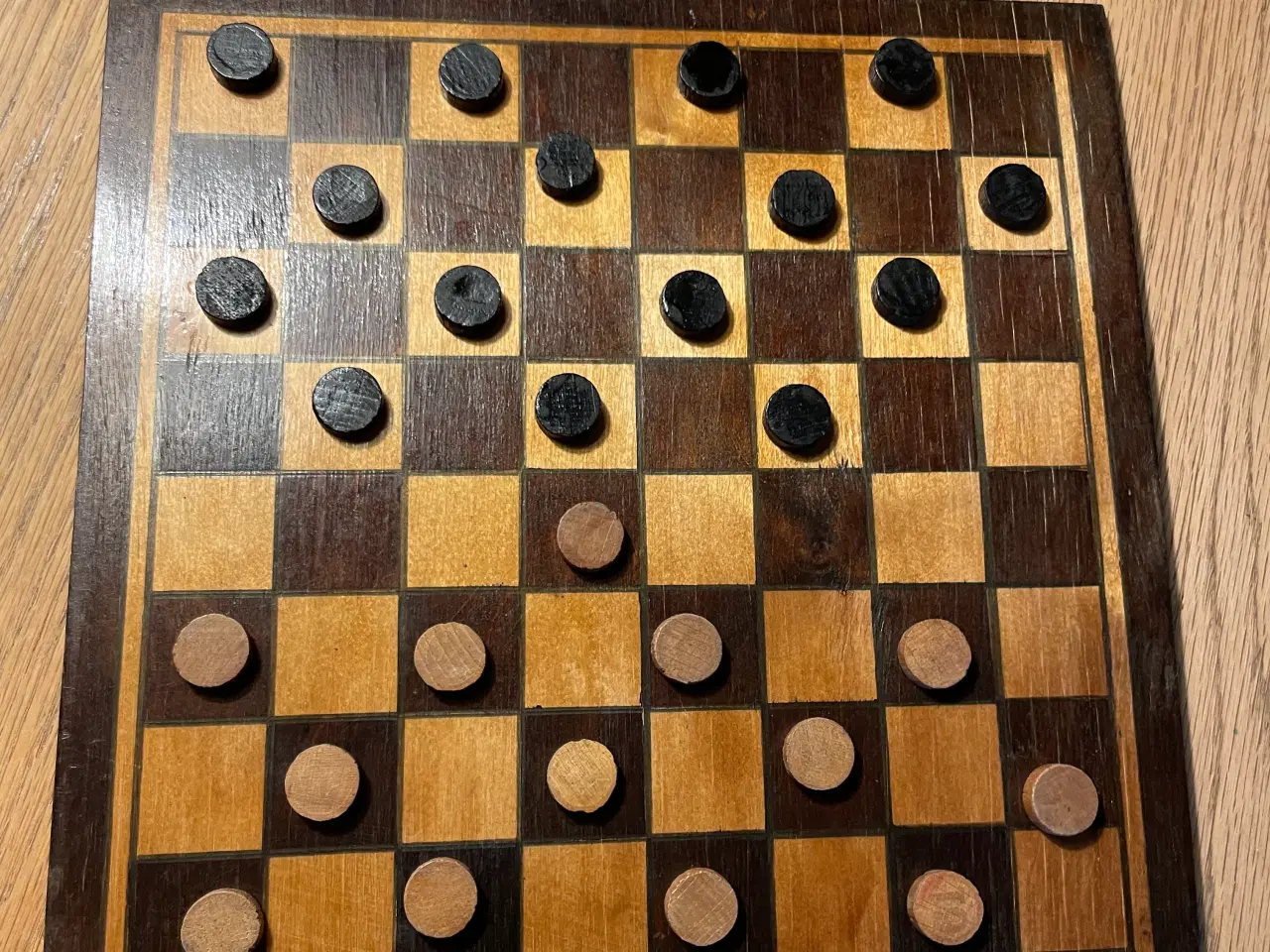 Billede 1 - Gammelt træbræt til mølle/dam spil