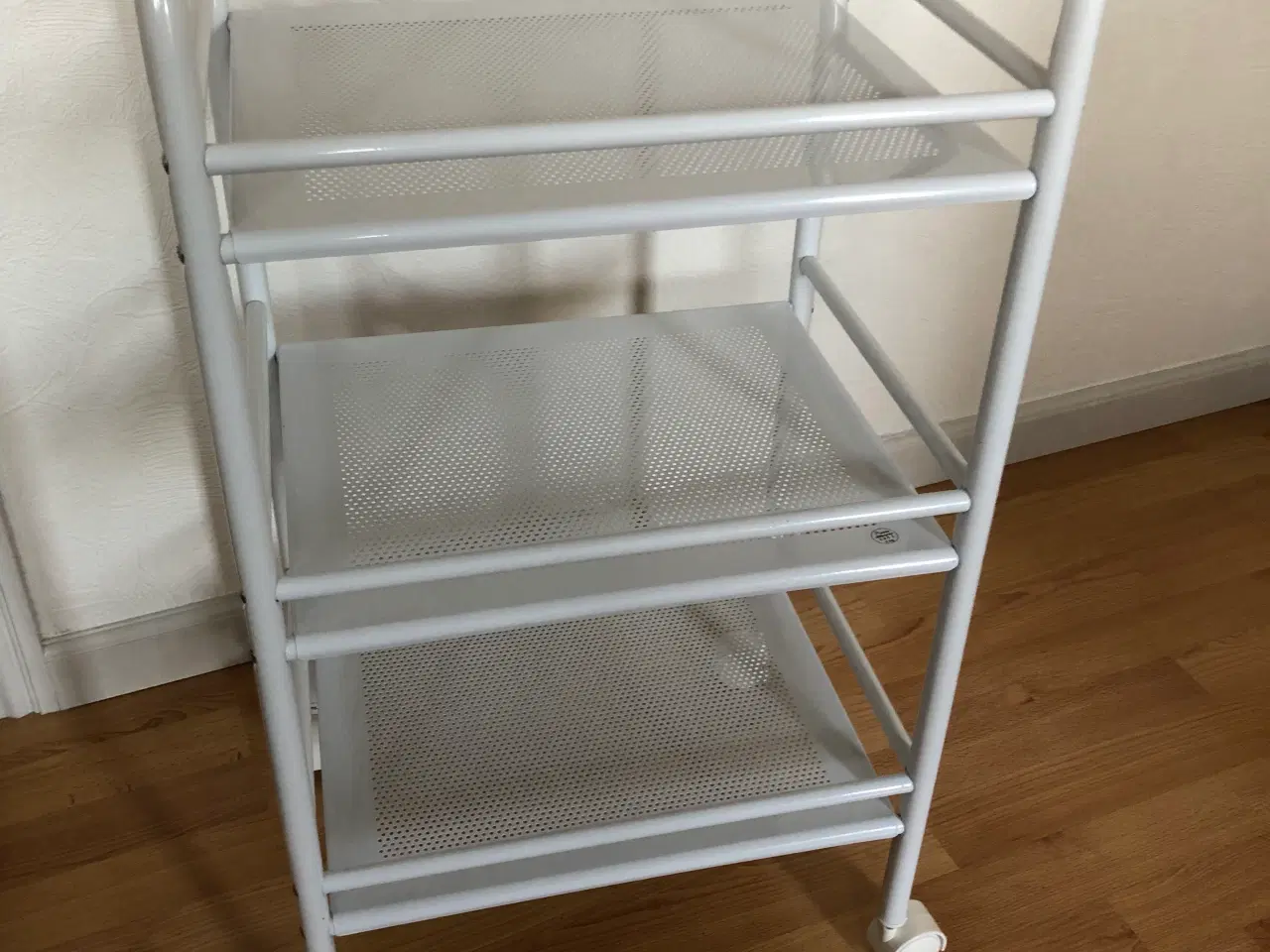 Billede 3 - Rullebord i metal med hylder.