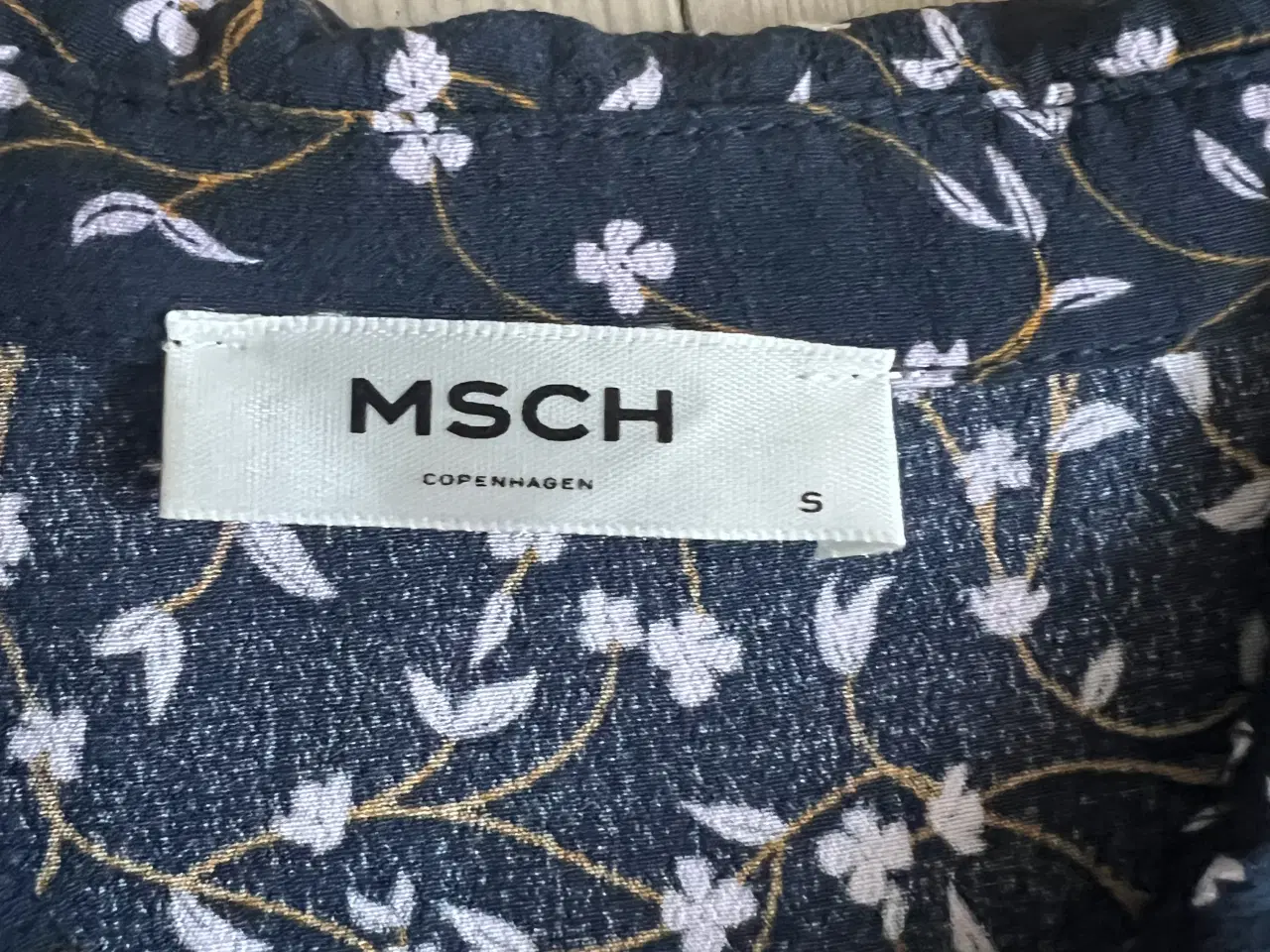 Billede 3 - Kjole i fint mønster 