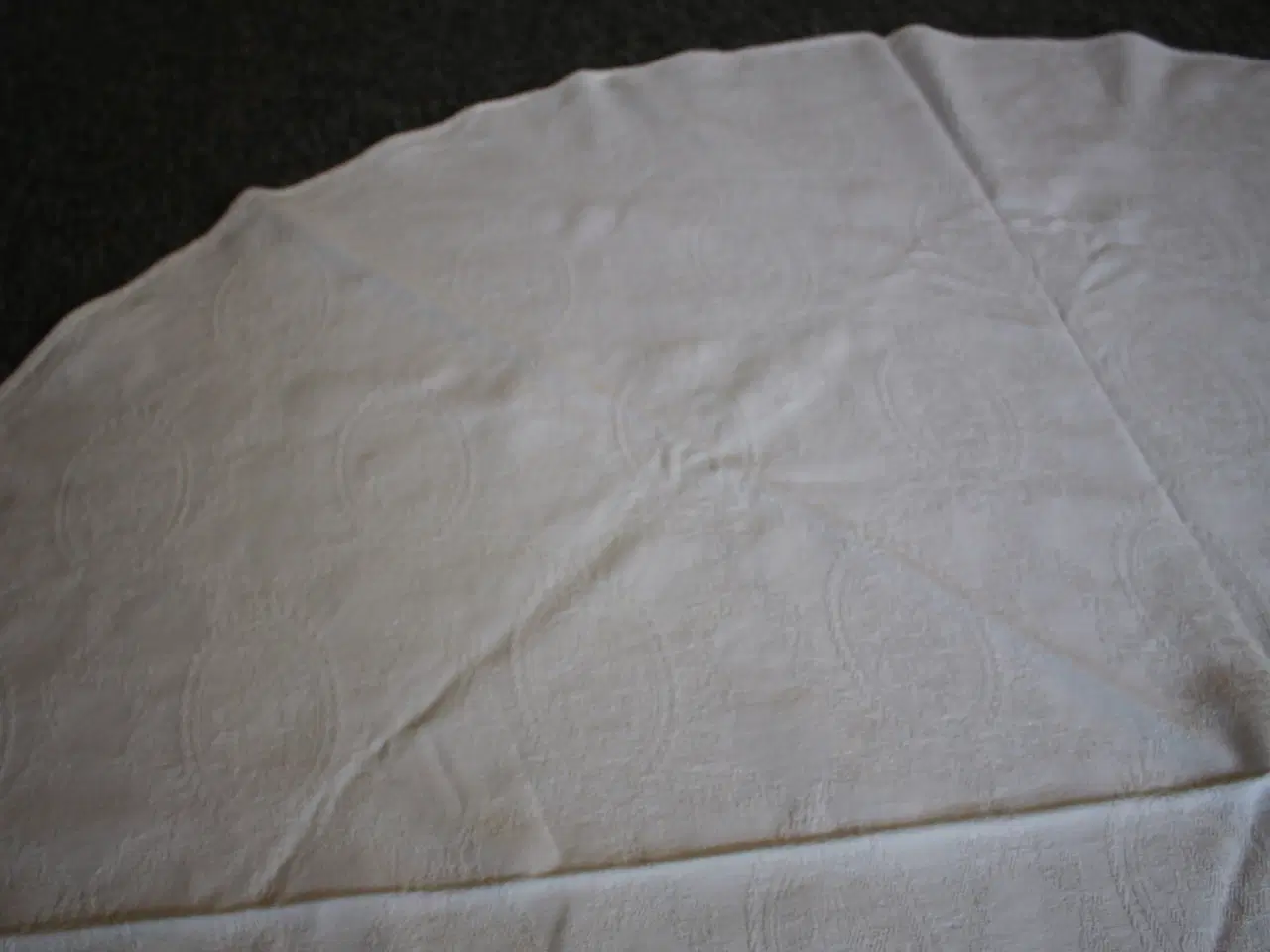 Billede 4 - Hvid, oval dug, 148 x 160 cm