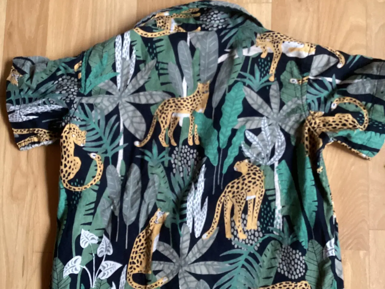 Billede 2 - Skjorte med junglemønster