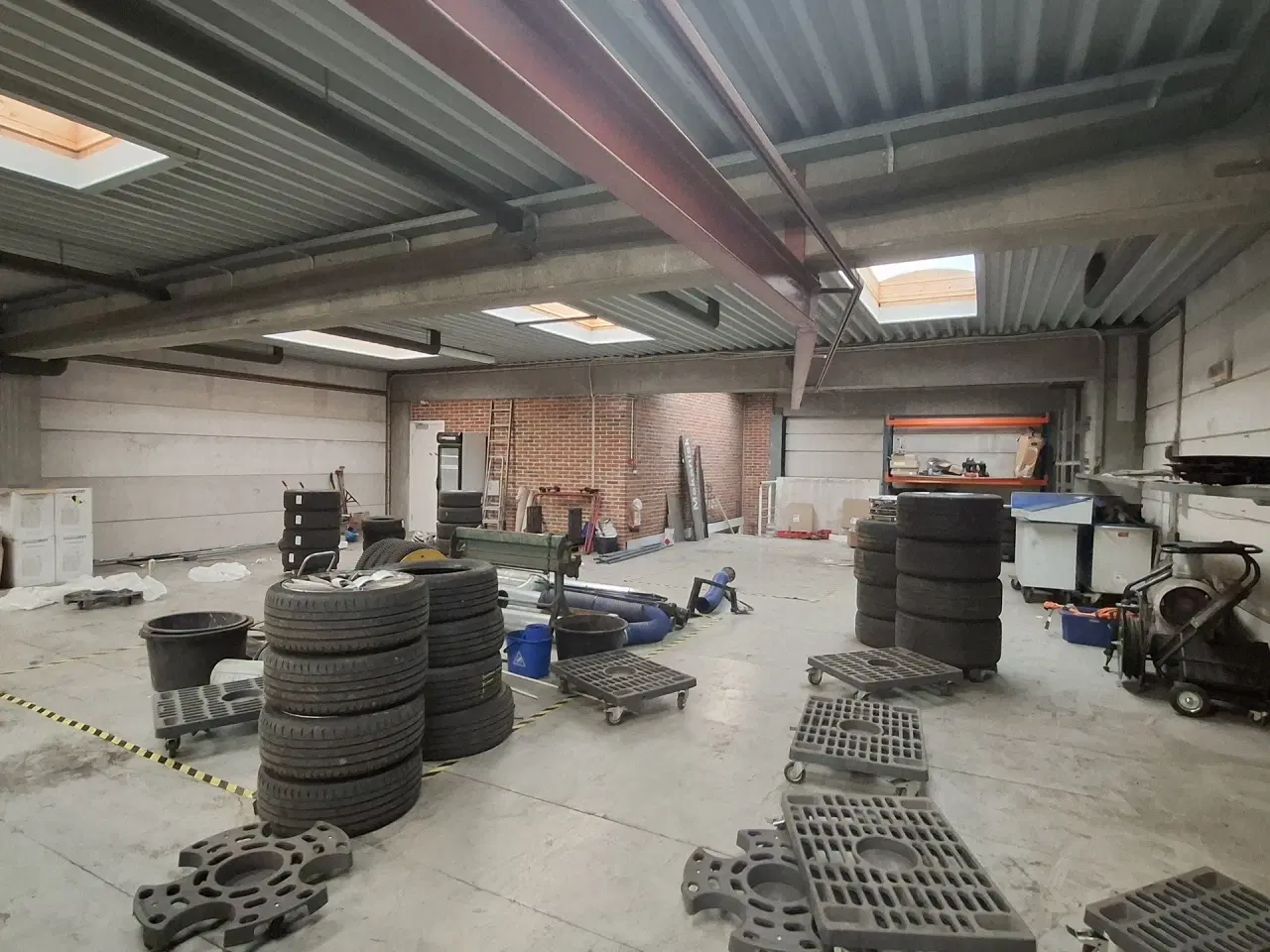 Billede 43 - AUTOVÆRGSTED eller Lager med store Port Centralt beliggende ved 2 motorvejstilkørsler.