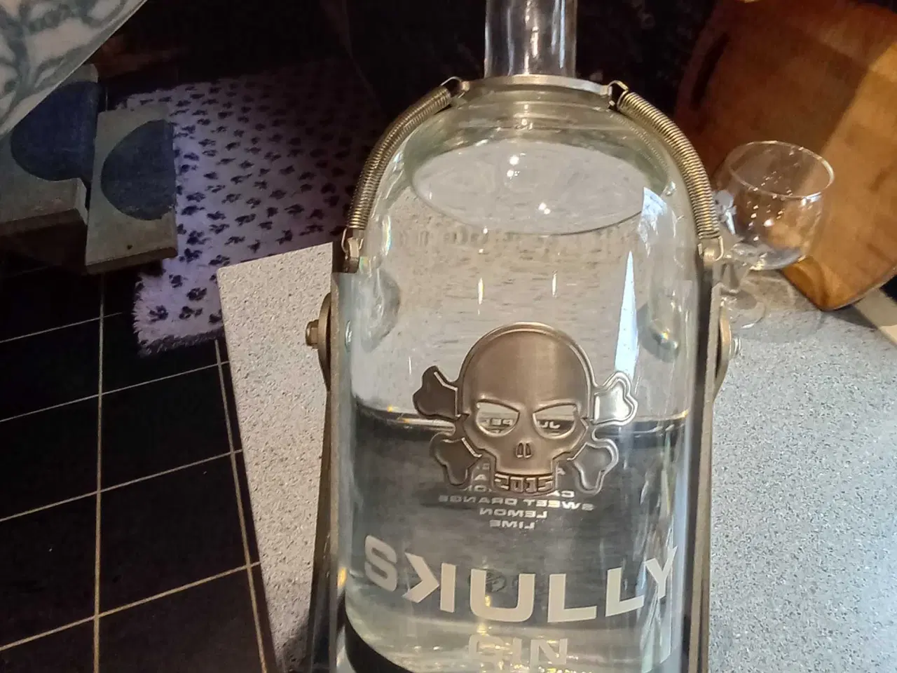 Billede 5 - Skully gin 4,5 l og glas