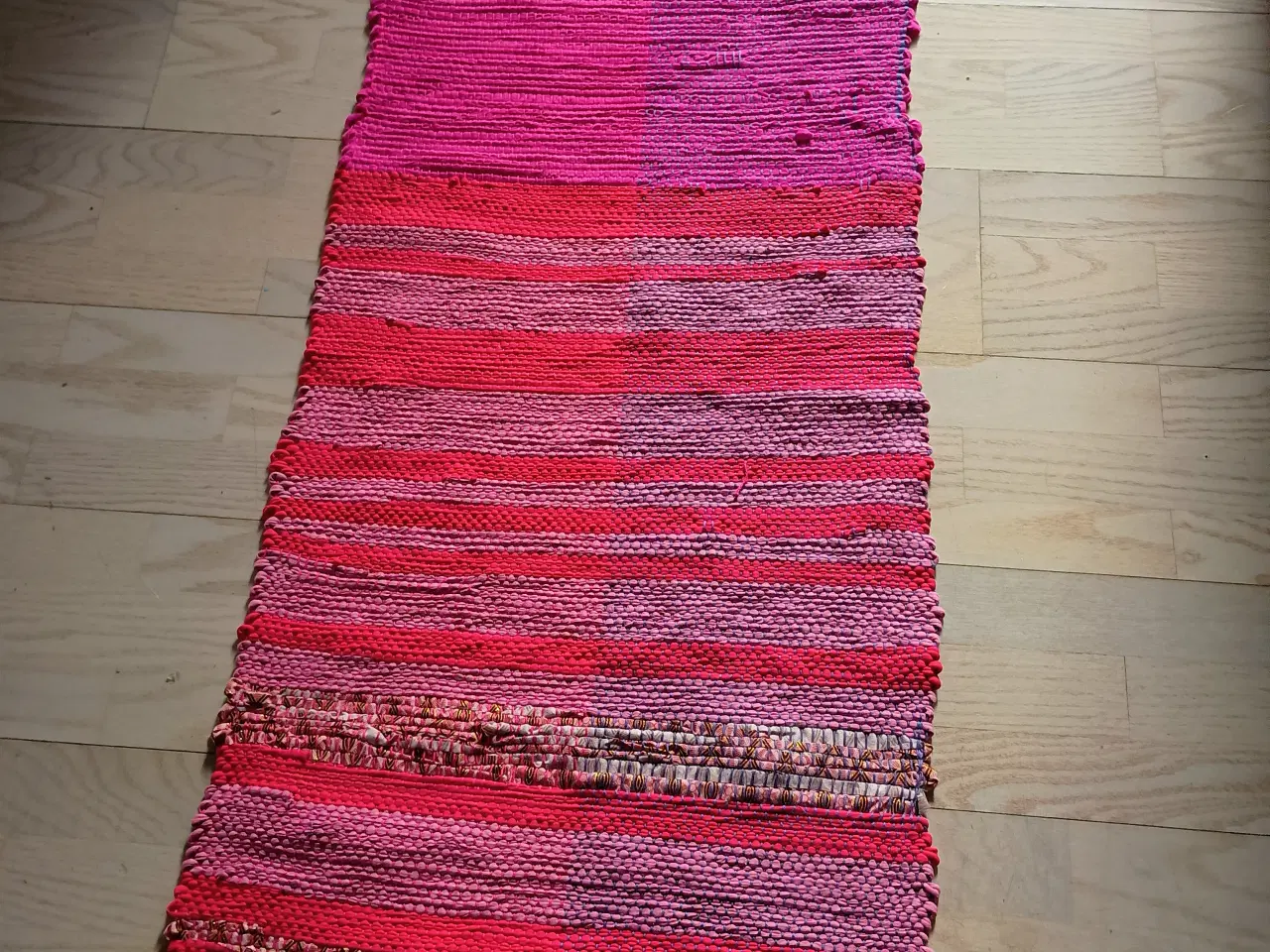 Billede 1 - Recykle kludetæppe håndvævet 120 x 60 cm