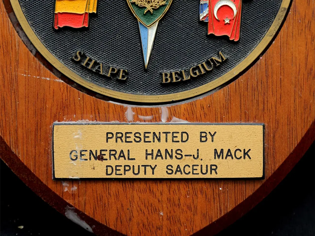 Billede 2 - NATO SHAPE våbenskjold – General Hans-J. Mack