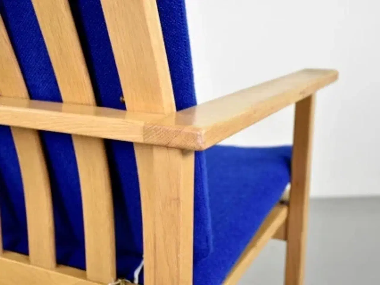 Billede 8 - Børge mogensen lænestol i eg med blåt polster, lav hynde