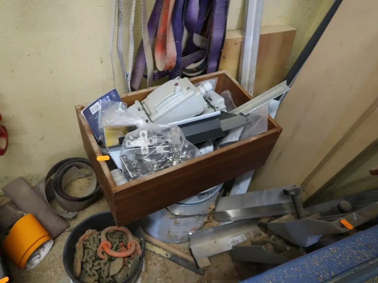 Billede 6 - Løftekrog, sandpapir m.m.