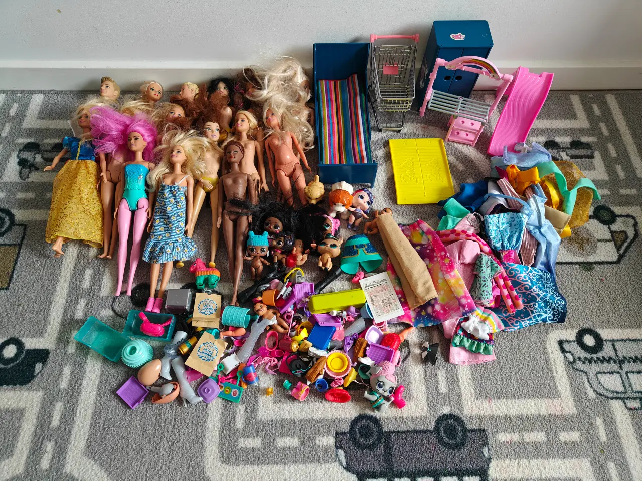 Billede 1 - Barbie Dream House tre-etagers hus med møbler