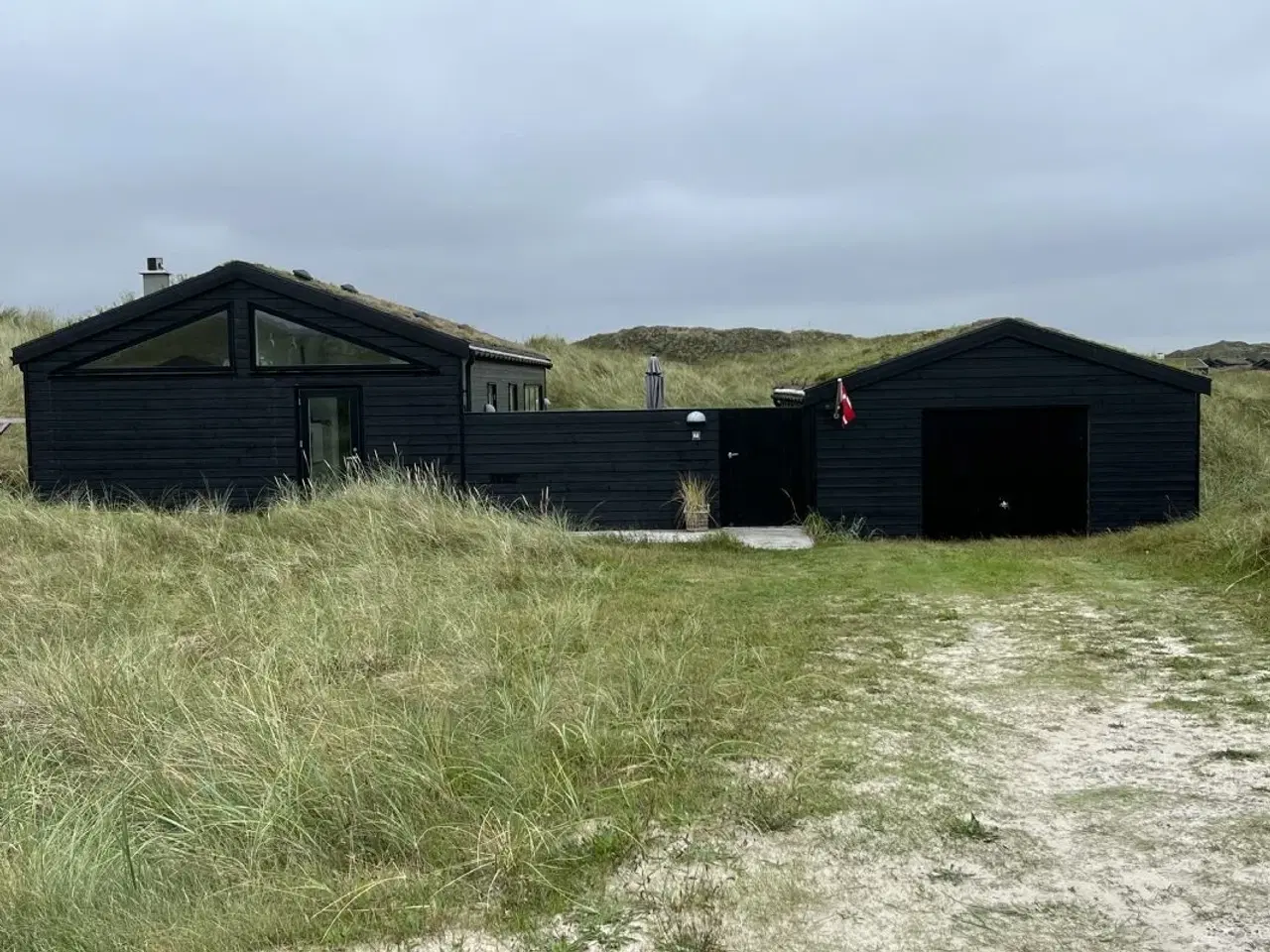 Billede 1 - Nyere sommerhus i fredet klit - t�t p� strand