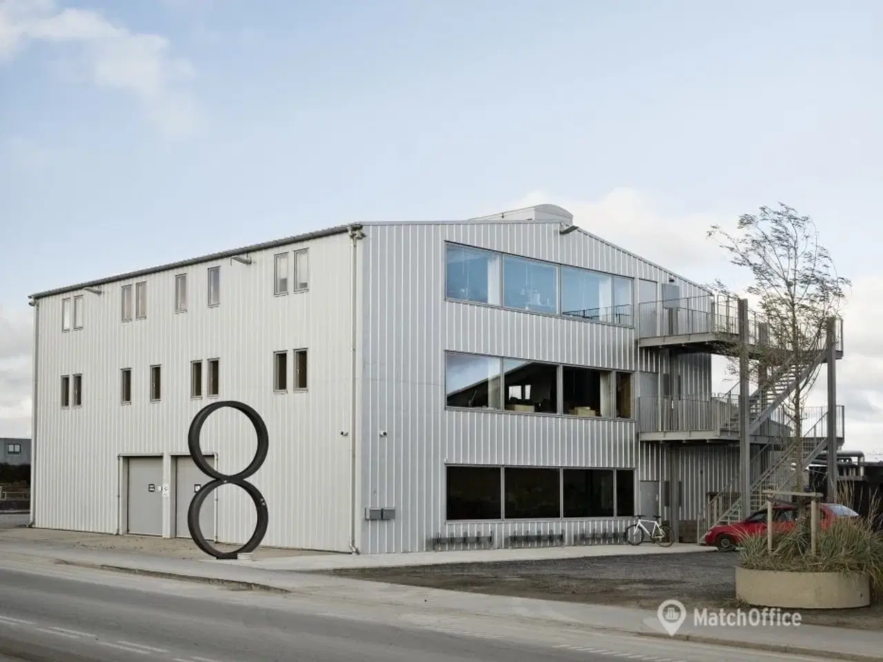 Billede 1 - Kontor- lager- og produktionslejemål med to porte i gadeniveau.