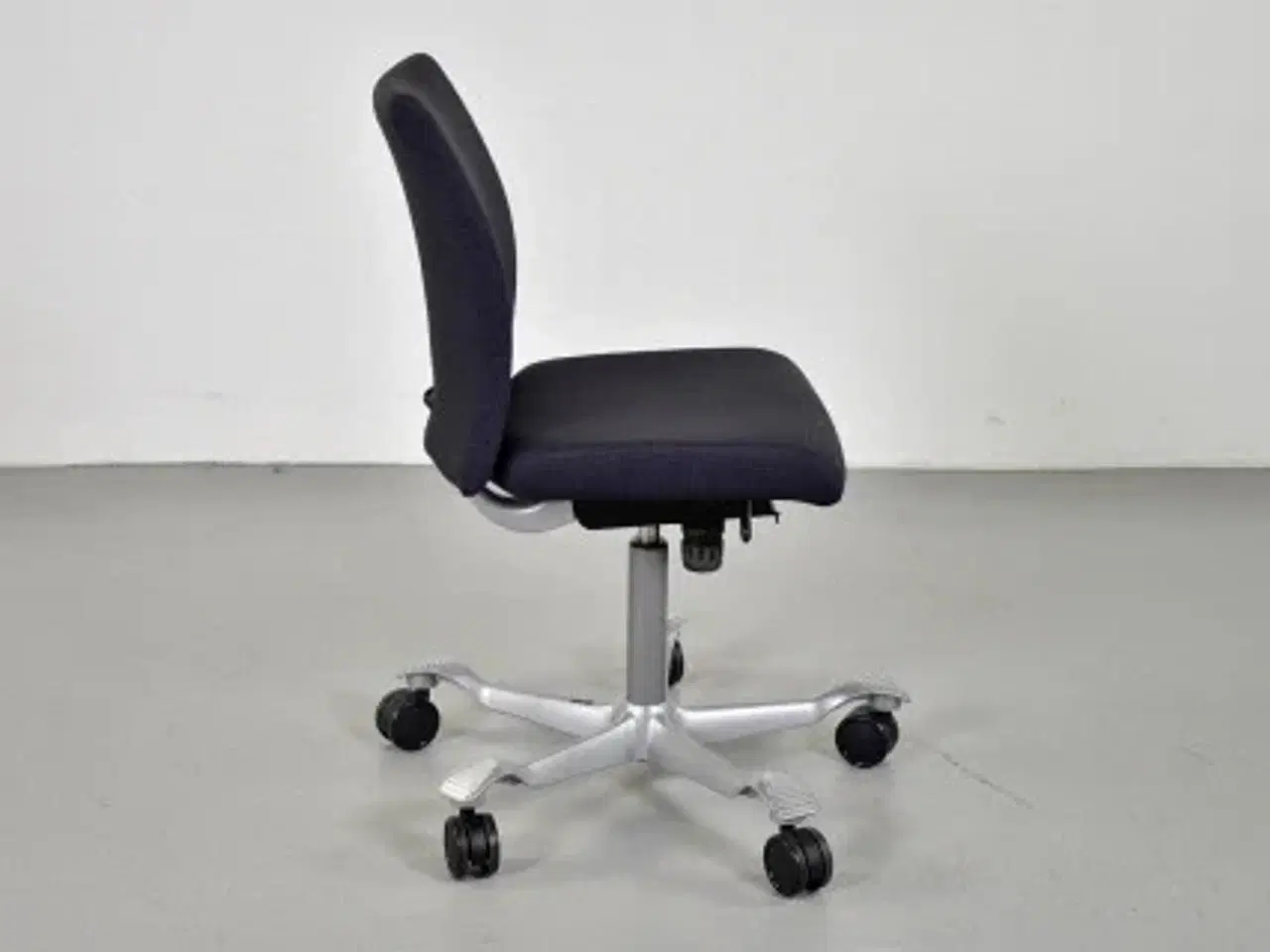 Billede 4 - Häg h04 4200 kontorstol med sort/blå polster og alugråt stel