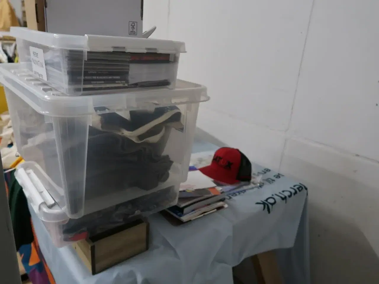 Billede 22 - Stole, borde, tøjstativer med div. Tøj m.m.